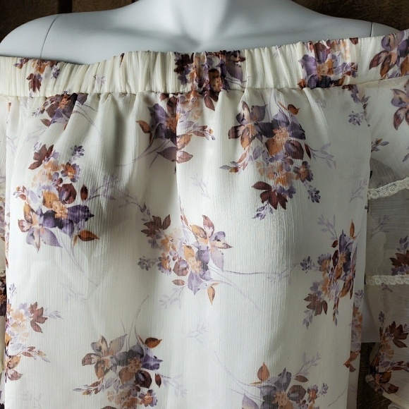1. STATE OFF SHOULDER FLORAL‎ TOP - Picture 3 of 5